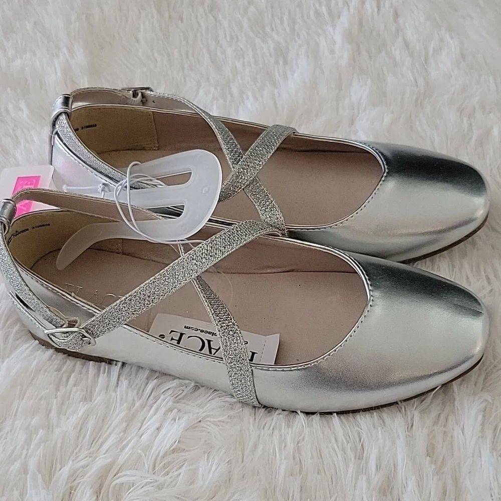 Children's Place Silver Girls Dress Shoes Cris Cross Strap NWT Size 3 Youth